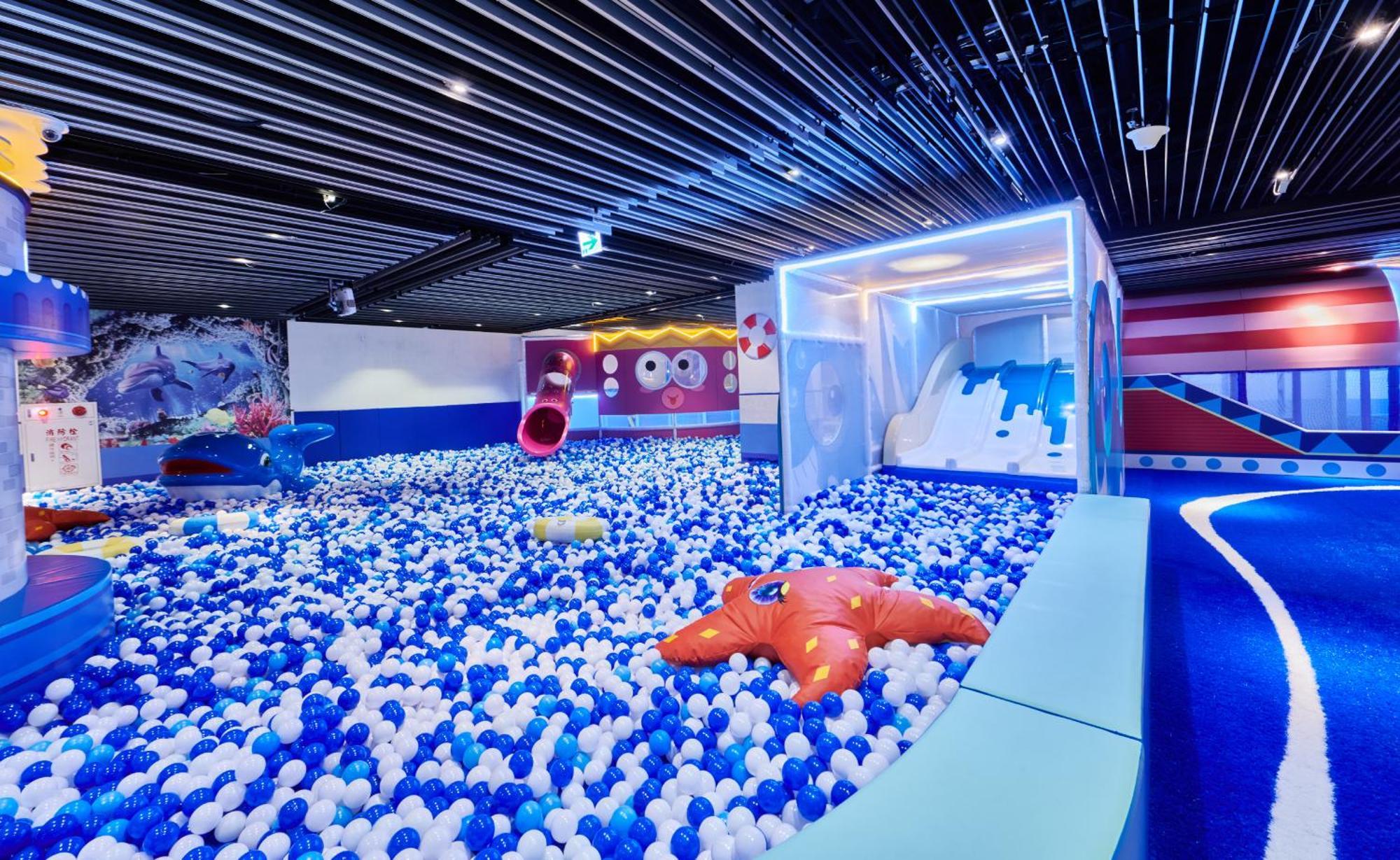 그랜드 베이 리조트 헝춘 외부 사진 Ball pit at the DreamWorks-themed area