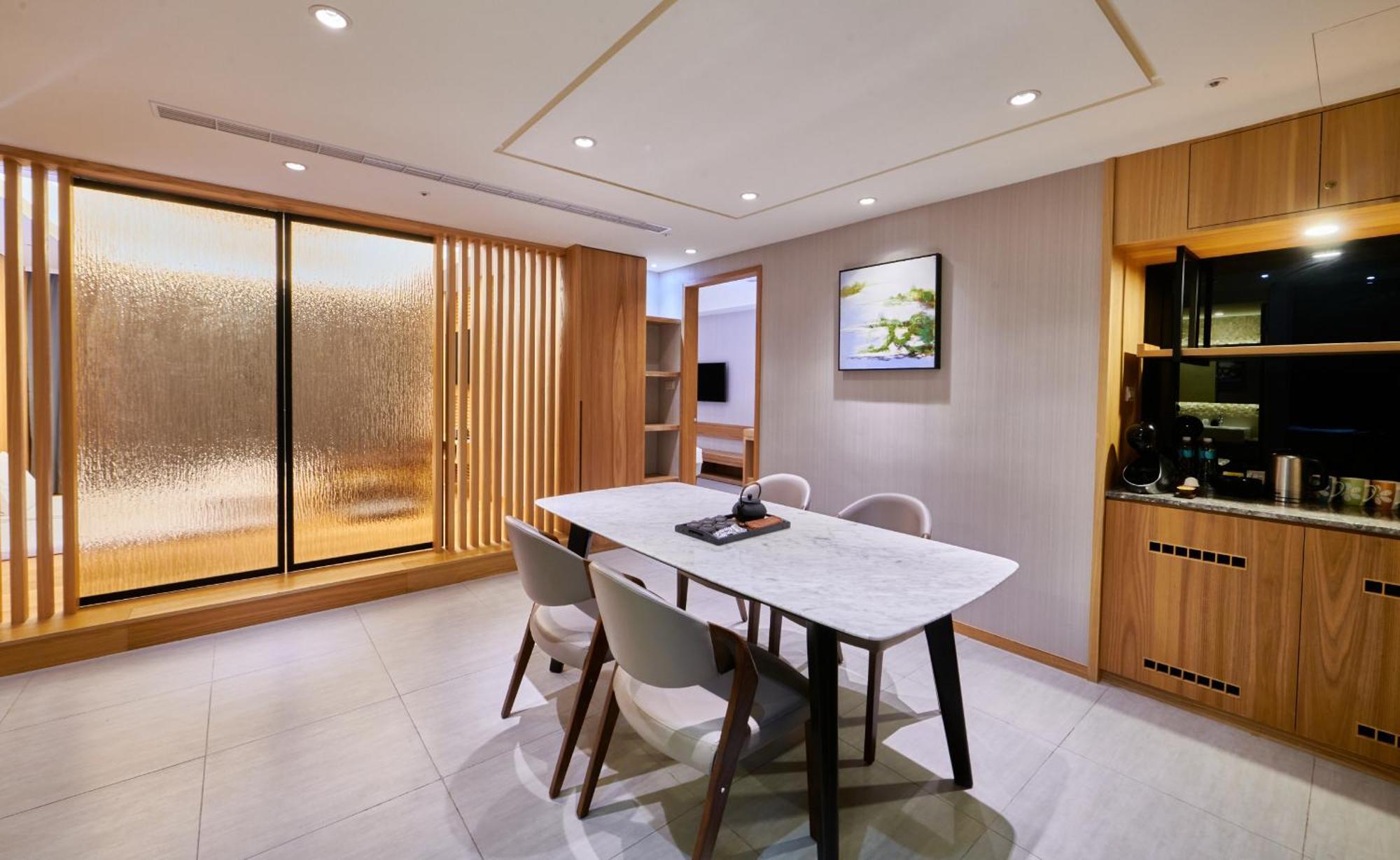 그랜드 베이 리조트 헝춘 외부 사진 The interior of a private suite at the airport